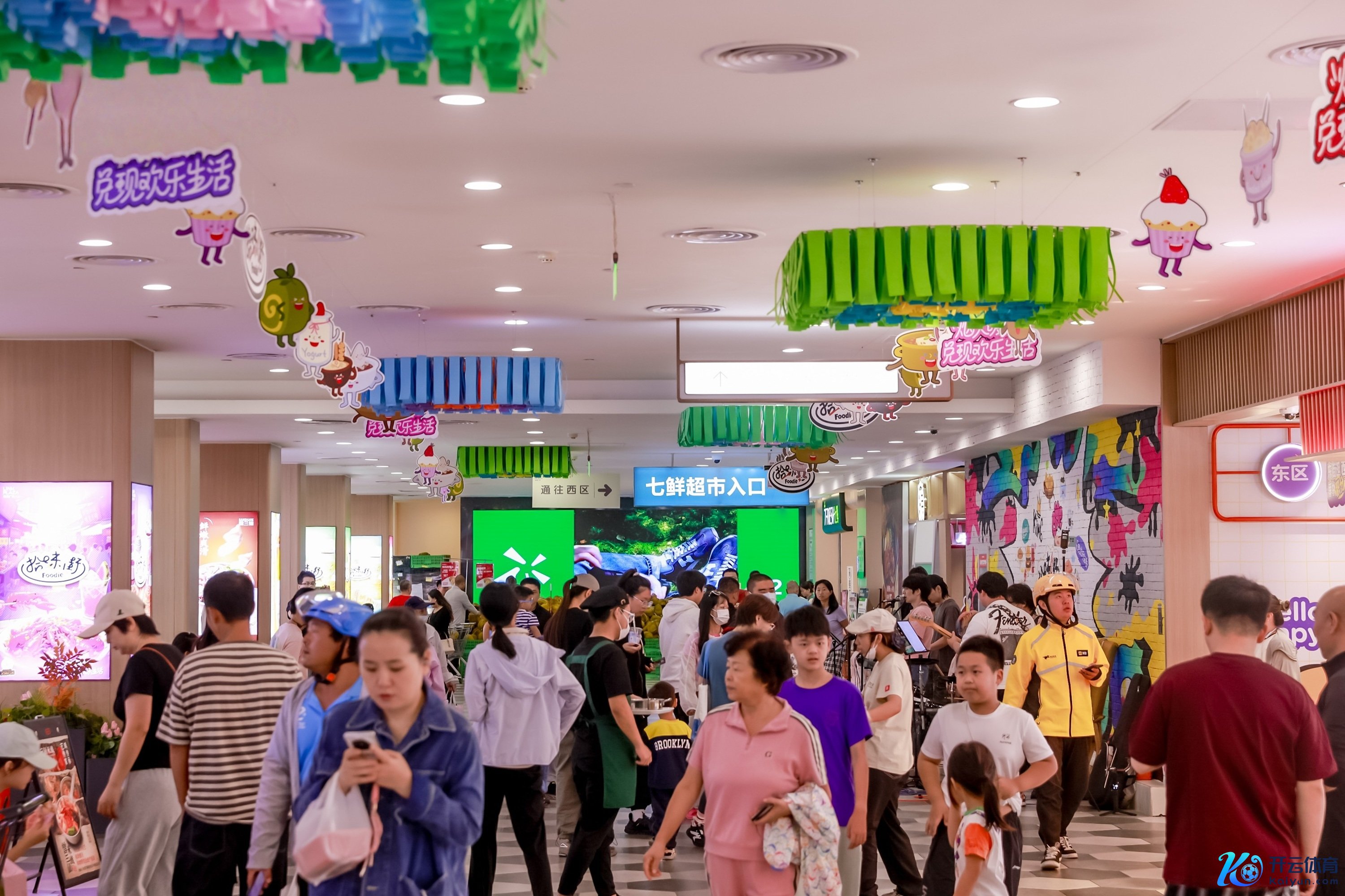 北京通州领展广场好意思食街辘集不同类型的餐饮弃取，招引繁密门客访问。