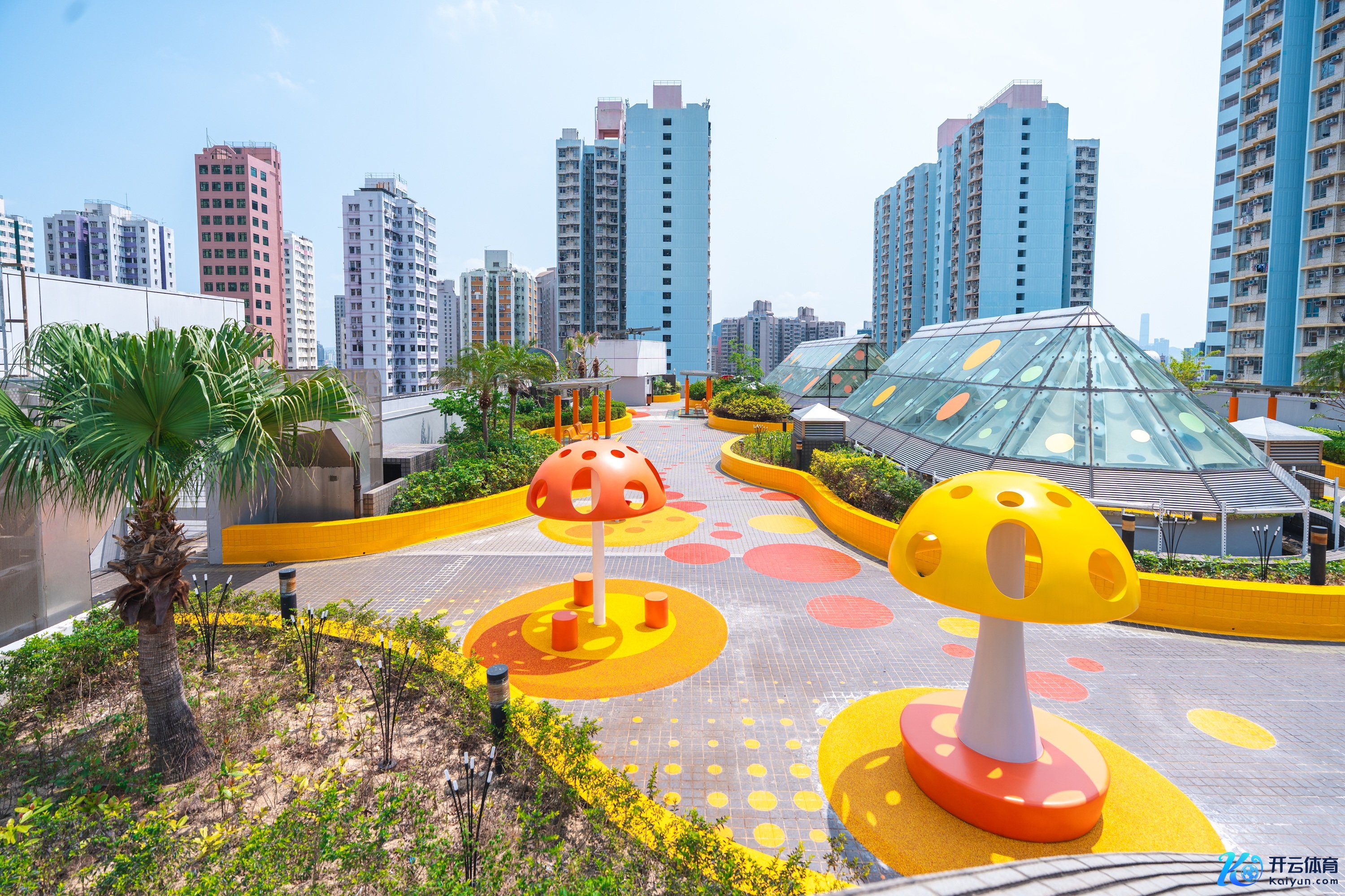 慈云山中心的历奇乐土户外空间，是香港少有竖立嬉水游乐方法的市场内大型户外乐土。