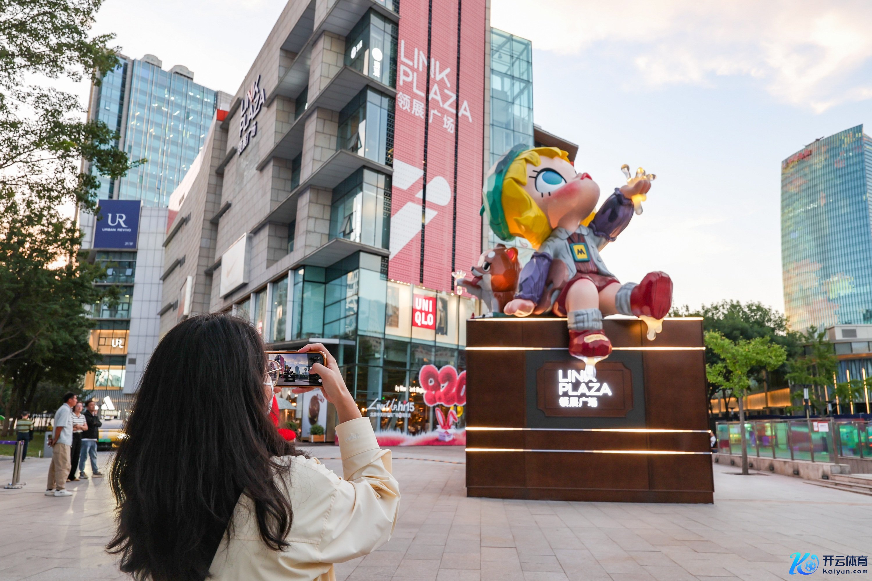 北京中关村领展广场与泡泡玛特联手，于东广场打造8米高的Molly巨型安设，成为打卡热门。