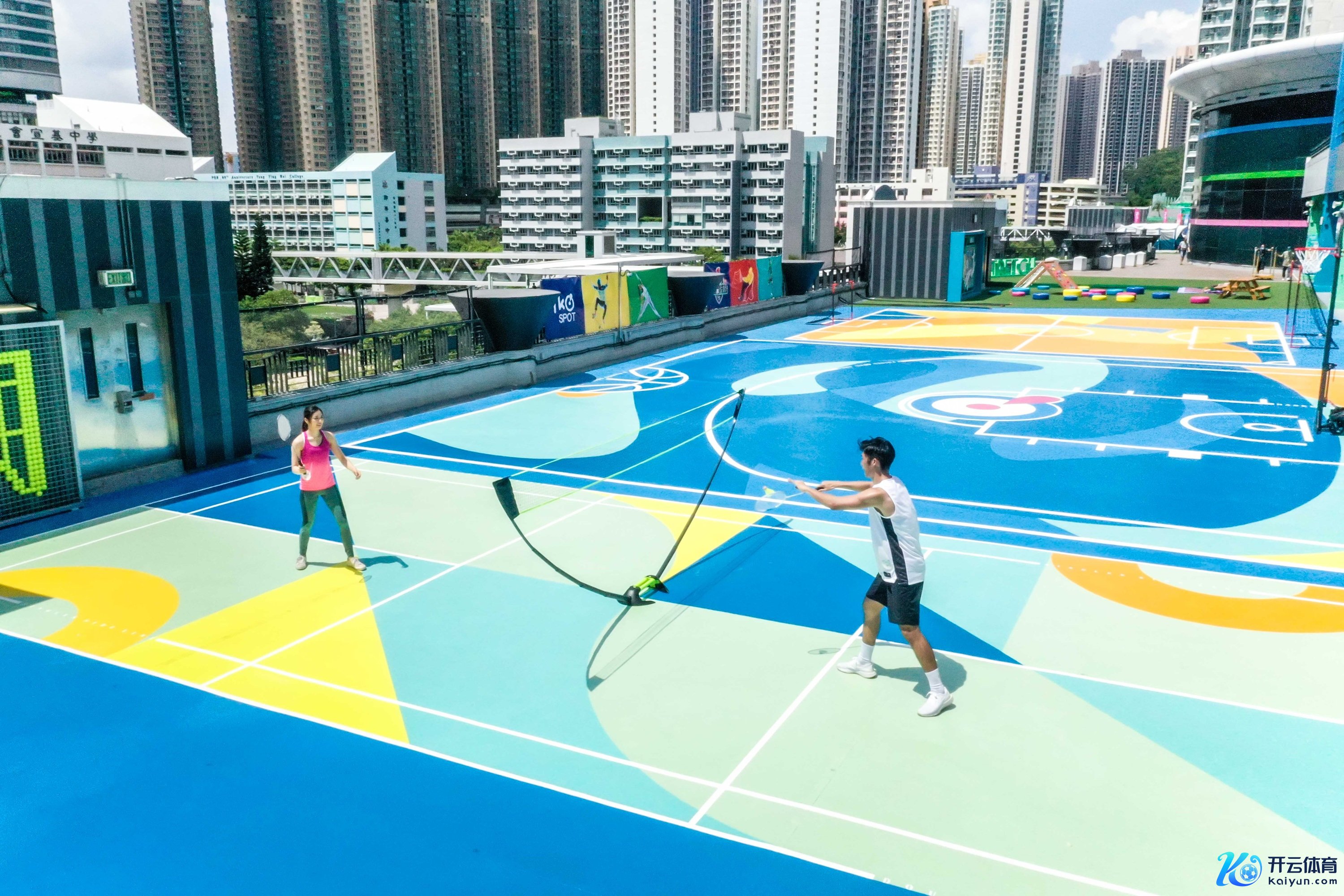 TKO Spot户外区域，提供篮球、羽毛球等多项贯通的场面，深受隔邻住户宽待。